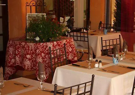 Le Grand Hotel Aups 2*,  France