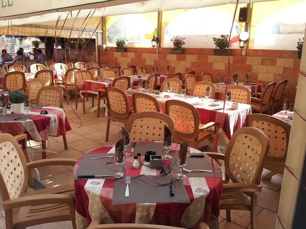 Le Grand Hotel Aups 2*,  France